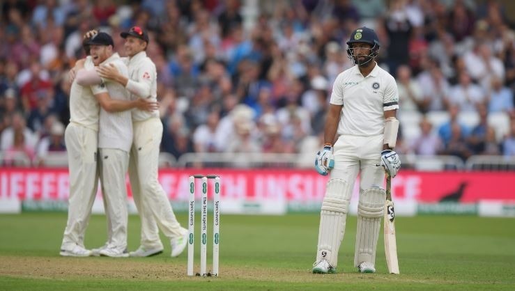 Pujara finds a shoulder to cry after dreadful day
