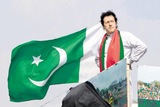 Pakistan: PM chair at stake, Imran Khan raises Kashmir issue कश्मीर का राग अलापने से क्या बच जाएगी इमरान खान की कुर्सी?
