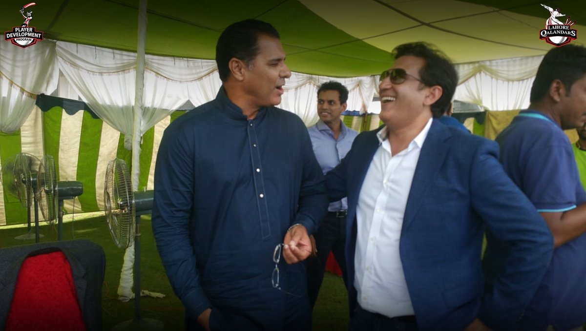 Waqar Younis with his former teammate, Abdul Qadir/ Photo Courtesy: Twitter