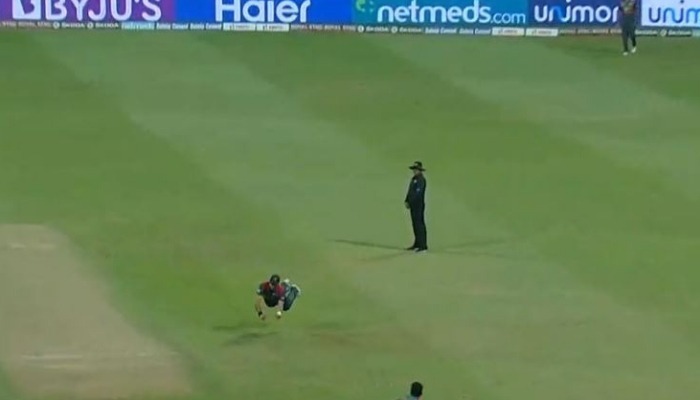 watch mashrafe mortaza takes a stunner to break pakistans backbone WATCH: Mashrafe Mortaza takes a stunner to break Pakistan's backbone