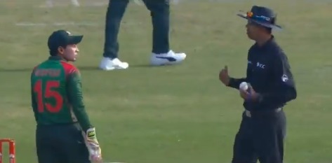 watch a bizarre incident during the third odi between bangladesh and zimbabwe WATCH: A 'bizarre incident' during the third ODI between Bangladesh and Zimbabwe