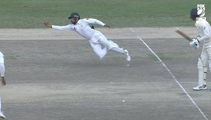 watch babar azam takes a one handed stunner to dismiss mitchell starc WATCH: Babar Azam takes a one-handed stunner to dismiss Mitchell Starc