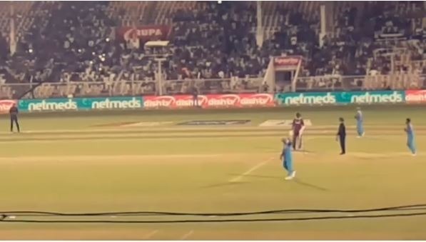 watch crowd chants anushka anushka to cheer kohli up in 4th odi WATCH: Crowd chants 'Anushka-Anushka' to cheer Kohli up in 4th ODI