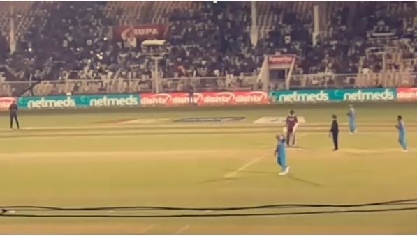 WATCH: Crowd chants 'Anushka-Anushka' to cheer Kohli up in 4th ODI