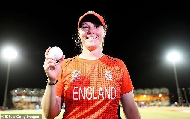 Women's World T20: Anya Shrubsole's hat-trick guides England into semi-finals
