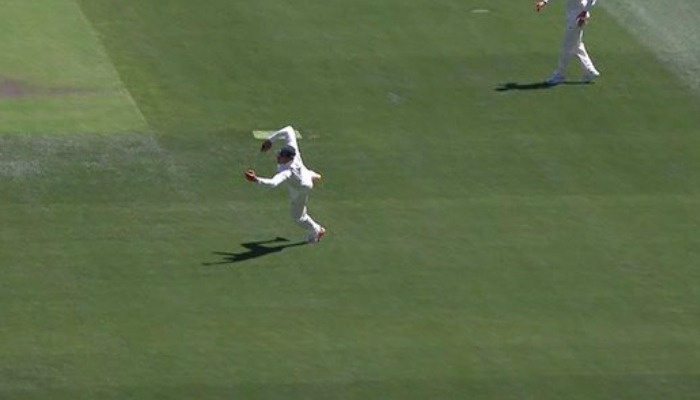 watch usman khawaja takes the catch of the summer to remove virat kohli WATCH: Usman Khawaja takes the 'Catch of the Summer' to remove Virat Kohli