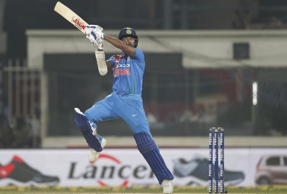 Dhawan hits Bracewell for a hat-trick of fours