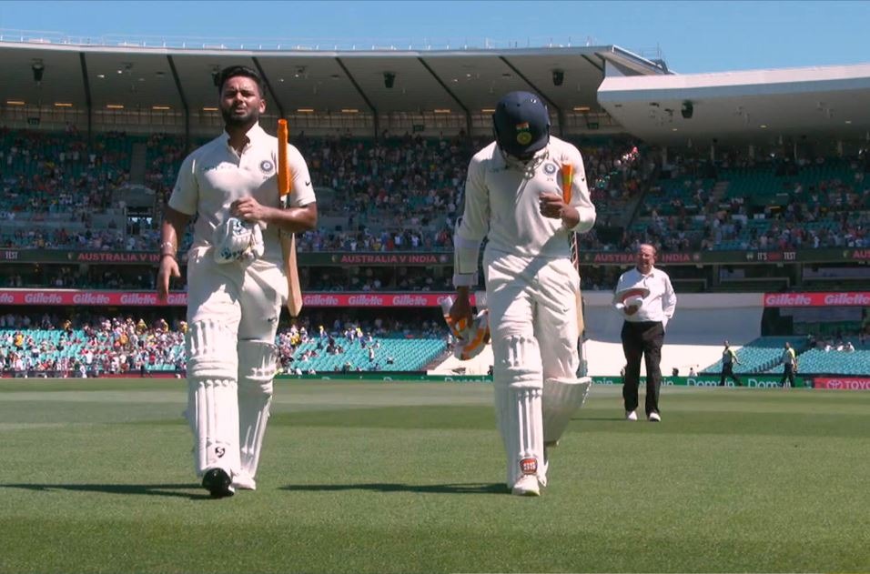 Cricket: ફ્લાઇટમાં બેસતાં જ ભારતના દિગ્ગજ ક્રિકેટરની તબિયત લથડી, ICUમાં દાખલ કરવામાં આવતા ફેન્સ ચિંતામાં મુકાયા