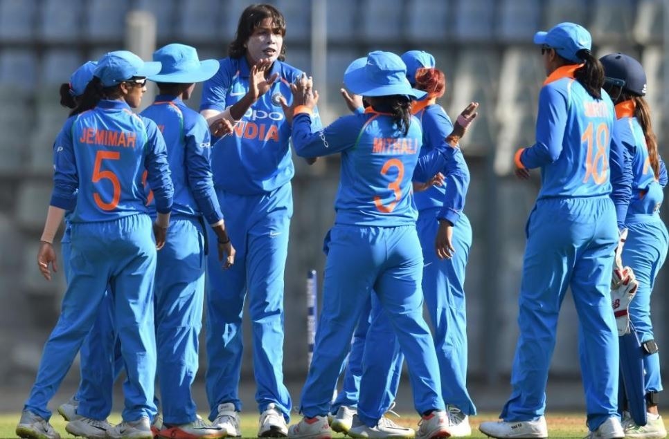 Seamers, Mandhana star in India's series-clinching 7-wicket victory against England