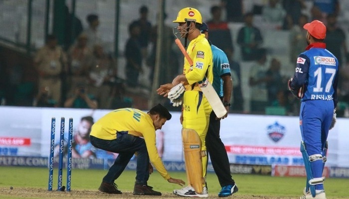 IPL 2019: Fan at Kotla breaches security to touch MS Dhoni’s feet