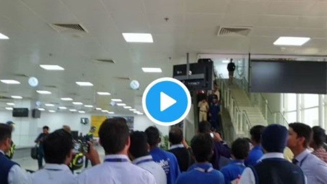 watch ranchis very own dhoni receives a warm welcome WATCH: 'Ranchi's very own' Dhoni receives a warm welcome