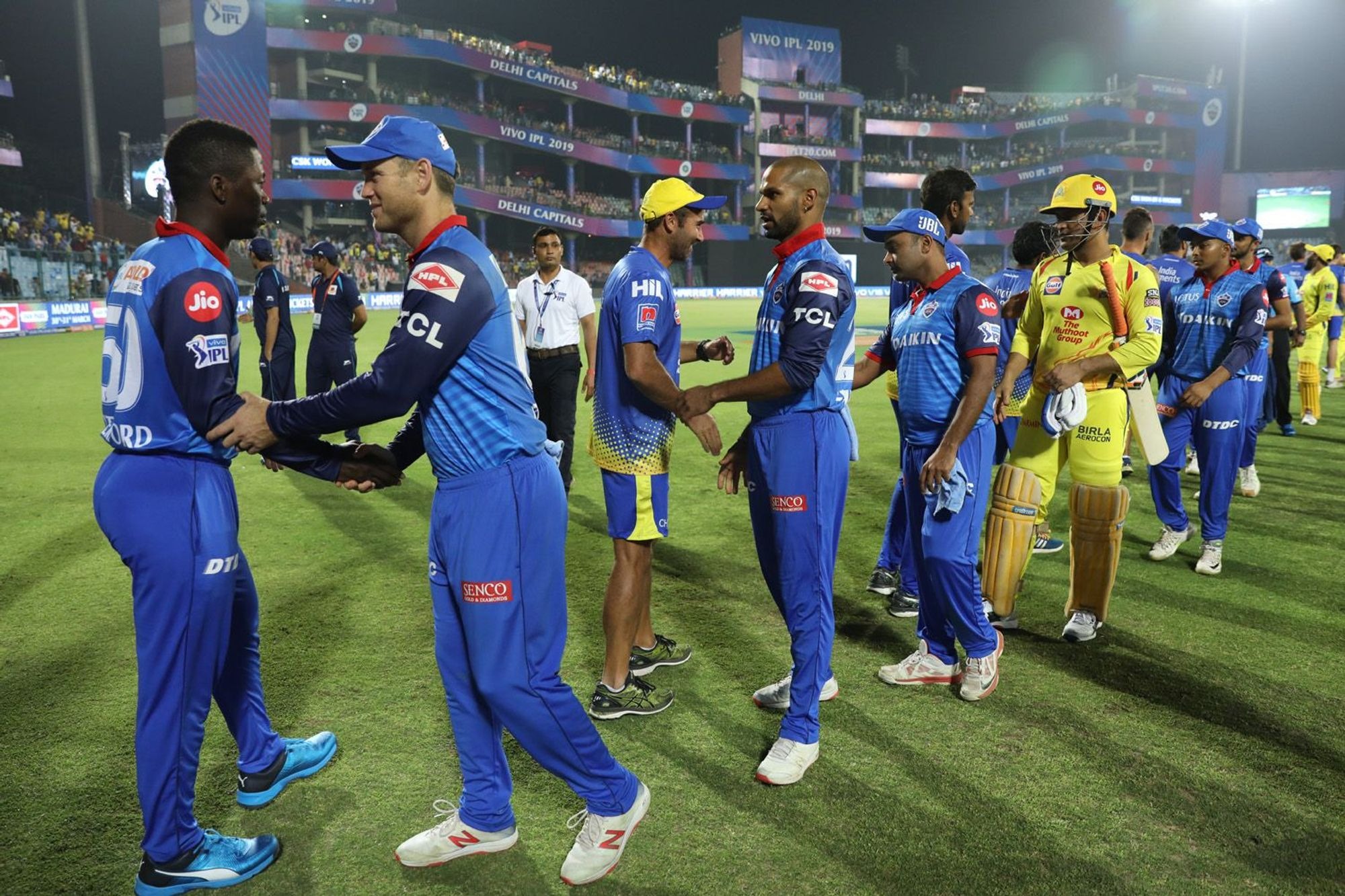 IPL 2019: Fan at Kotla breaches security to touch MS Dhoni’s feet