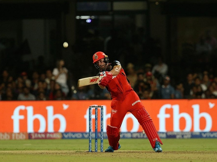 watch de villiers slams shami for hat trick of sixes last one landed on stadium roof WATCH: De Villiers slams Shami for hat-trick of sixes; last one landed on stadium roof