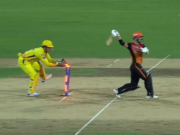 watch ms dhonis lightning fast glove work leaves david warner clueless WATCH: MS Dhoni's lightning fast glove-work leaves David Warner clueless