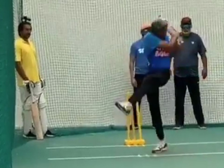 watch ranveer singh takes batting lessons from kapil dev for his role in 83 WATCH: Ranveer Singh takes batting lessons from Kapil Dev for his role in '83'