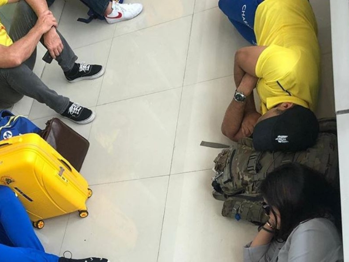 ipl 2019 ms dhoni sakshi sleep on chennai airport floor share pic on instagram IPL 2019: MS Dhoni, Sakshi sleep on Chennai airport floor after KKR win, share pic on Instagram