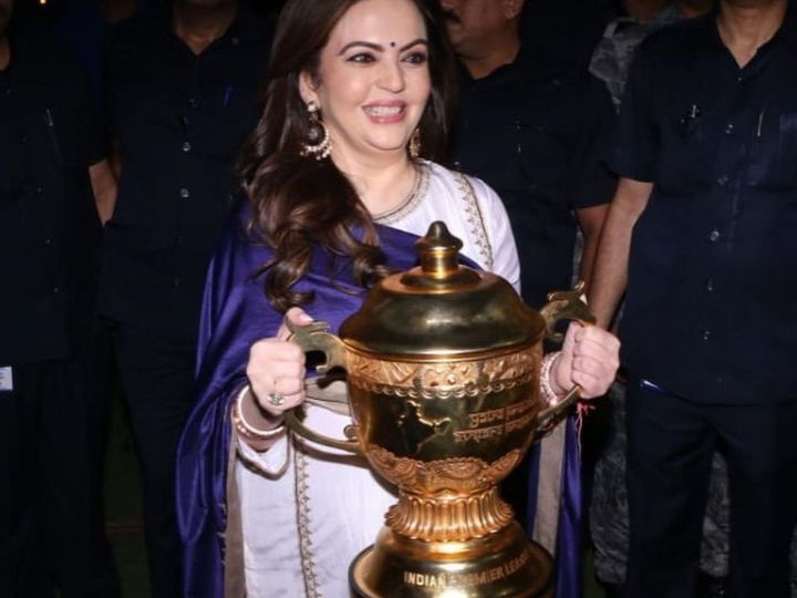 ipl 2019 nita ambani carries trophy to siddhi vinayak temple after mis historic win IPL 2019: Nita Ambani carries trophy to Siddhi Vinayak temple after MI's historic win