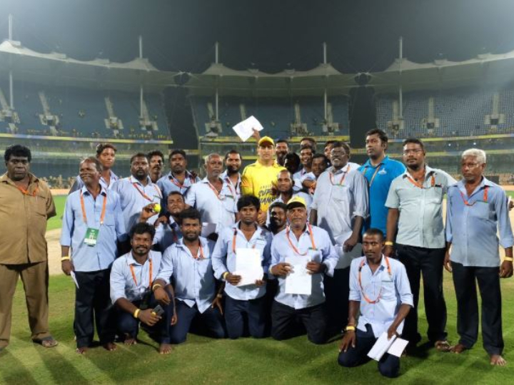 ipl 2019 fans applaud dhonis sweet gesture for chepauk ground staff IPL 2019: Fans applaud Dhoni's sweet gesture for Chepauk ground staff