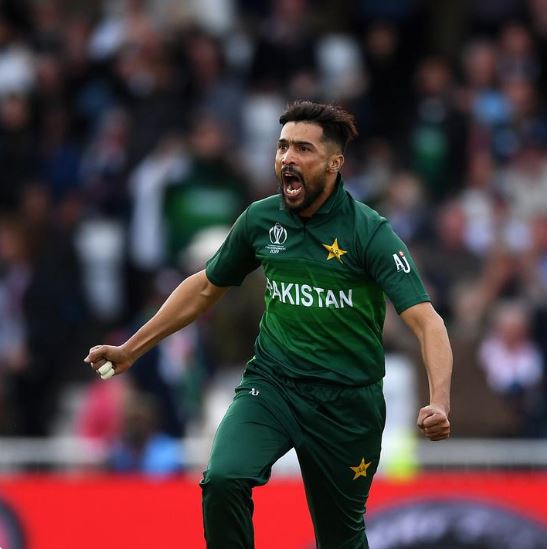 In Pics: Amir requests fans not to cross line on social media