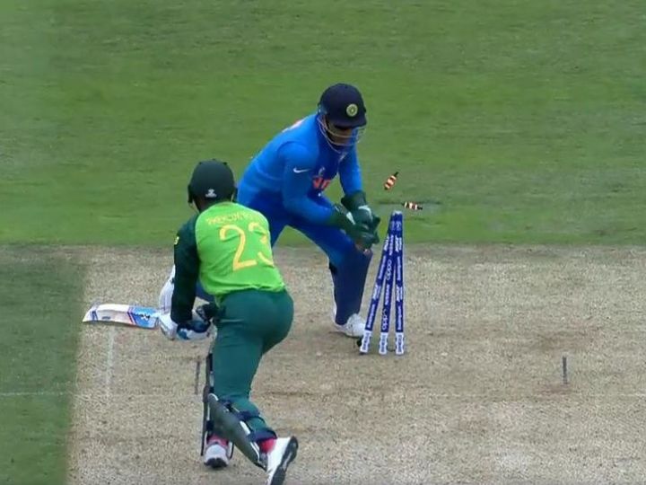 watch dhoni lightning strikes in southampton andile phehlukwayo becomes the victim WATCH: 'Dhoni Lightning' strikes in Southampton, Andile Phehlukwayo becomes the victim