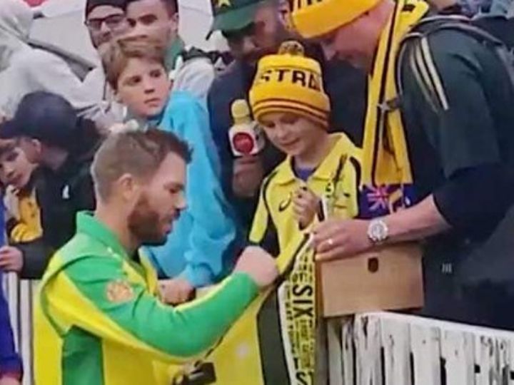 world cup 2019 warner gifts player of match award to young aussie fan wins million hearts World Cup 2019: Warner gifts Player of Match award to young Aussie fan, wins million hearts