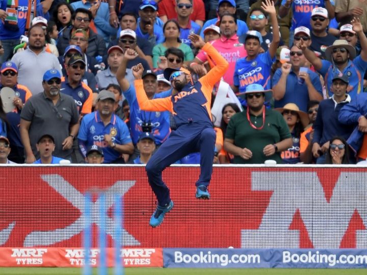 world cup 2019 kl rahul leaves field after landing on his back while attempting bairstows catch World Cup 2019: KL Rahul leaves field after landing on his back while attempting Bairstow's catch