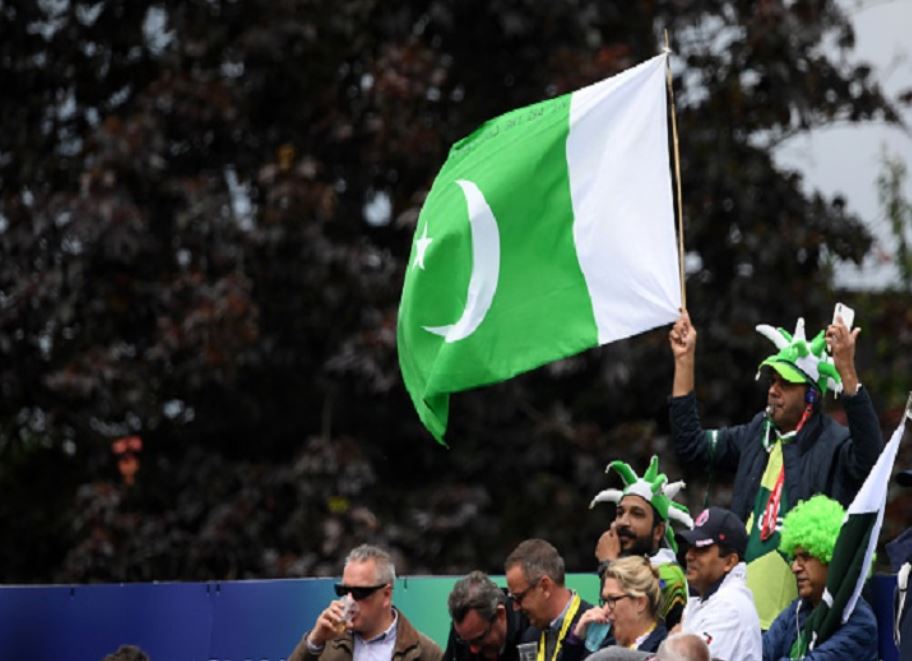 In Pics: Amir requests fans not to cross line on social media