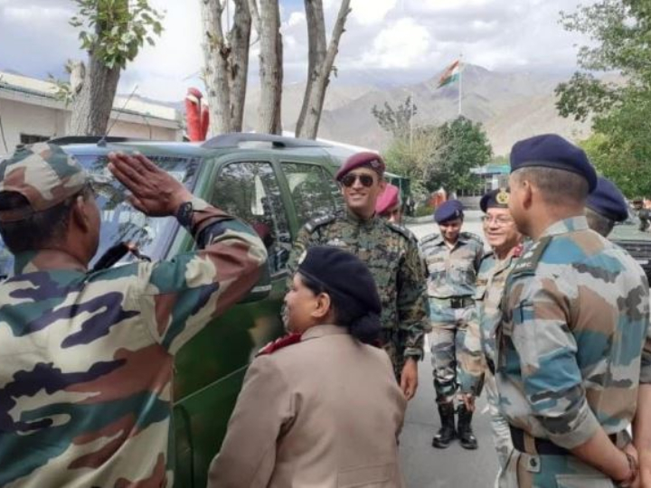 watch lt col dhoni spends time with jawans at army hospital Independence Day: Lt. Col Dhoni Spends Time With Jawans At Army Hospital In Ladakh
