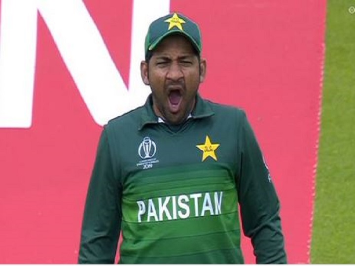 fans troll pakistani skipper sarfaraz ahmed for yawning on the field during ind pak match पाकिस्तानची झोप उडवणाऱ्या सामन्यात सरफराजच्या जांभया, सोशल मीडियावर ट्रोल