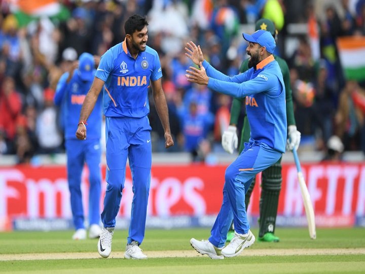 भारतीय क्रिकेट संघाचा अष्टपैलू खेळाडू विजय शंकर विश्वचषकात पदार्पणाच्या सामन्यातील पहिल्याच चेंडूत विकेट घेणारा पहिला भारतीय गोलंदाज बनला आहे. 