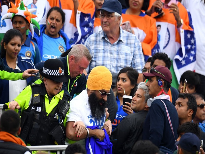 icc world cup 2019 fans ejected from stadium after protest during india vs new zealand match ICC World Cup 2019 | भारत-न्यूझीलंड सामन्यादरम्यान खलिस्तानी समर्थक पोलिसांच्या ताब्यात