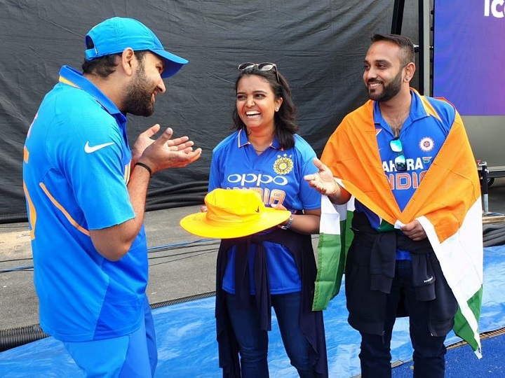 rohit sharma presented a hat with his autograph on it to a spectator meena हिटमॅन रोहितच्या सिक्सरने 'ती' जखमी झाली, सामन्यानंतर रोहितनं 'हे' केलं अन् तिची कळी खुलली