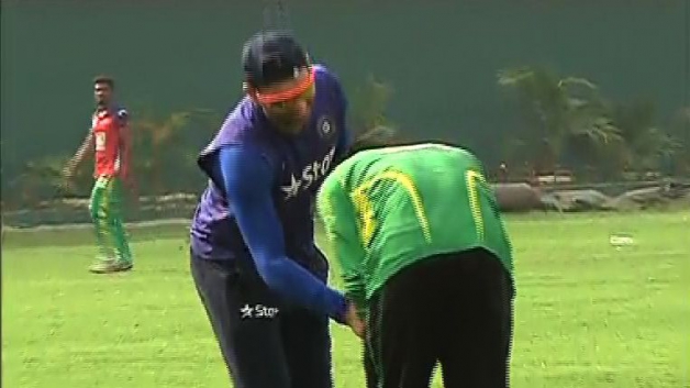 bangladesh captain touched the feet of yuvraj 2208 फाइनल से पहले मुर्तजा ने पकड़े युवराज के पांव !