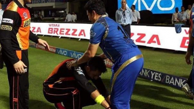 जीत के बाद 'क्रिकेट के भगवान' के चरणों में युवराज सिंह ipl 2016 yuvraj singh touches sachin tendulkars feet 3125 जीत के बाद 'क्रिकेट के भगवान' के चरणों में युवराज सिंह