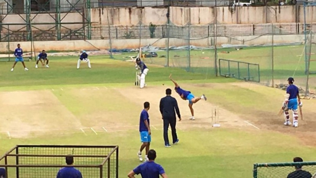 टीम इंडिया की मुश्किलें बढ़ी, प्रैक्टिस के दौरान चोटिल हुए अश्विन r ashwin leaves training session after sustaining hand injury 3788 टीम इंडिया की मुश्किलें बढ़ी, प्रैक्टिस के दौरान चोटिल हुए अश्विन