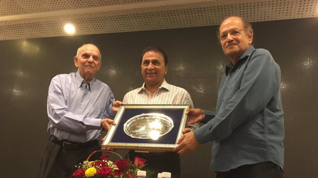 gavaskar bestowed with sjams lifetime achievement award 7087 गावस्कर को SJM का लाइफटाइम अचीवमेंट पुरस्कार