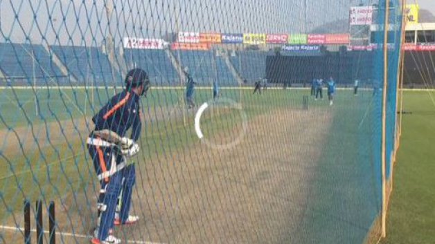 captain ms dhoni practises bowling in the nets 7736 कैप्टन विराट को धोनी के रूप में मिला नया ऑल-राउंडर!