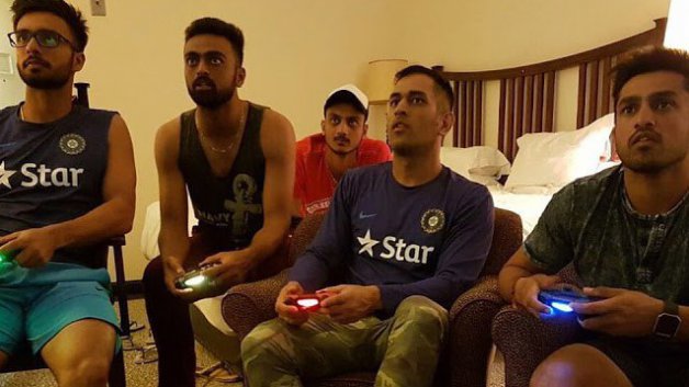 half an hour ago before quit captaincy dhoni was playing fifa on the playstation 7573 कप्तानी छोड़ने से 30 मिनट पहले वीडियो गेम खेल रहे थे धोनी!