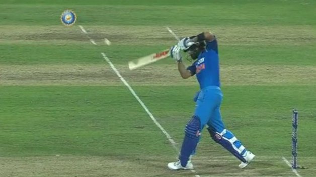 WATCH: कोहली के इस शॉट की हर तरफ हो रही है प्रशंसा, जानिए किस-किस ने की तारीफ watch kohli getting compliments on each side of this shot 7807 WATCH: कोहली के इस शॉट की हर तरफ हो रही है प्रशंसा, जानिए किस-किस ने की तारीफ