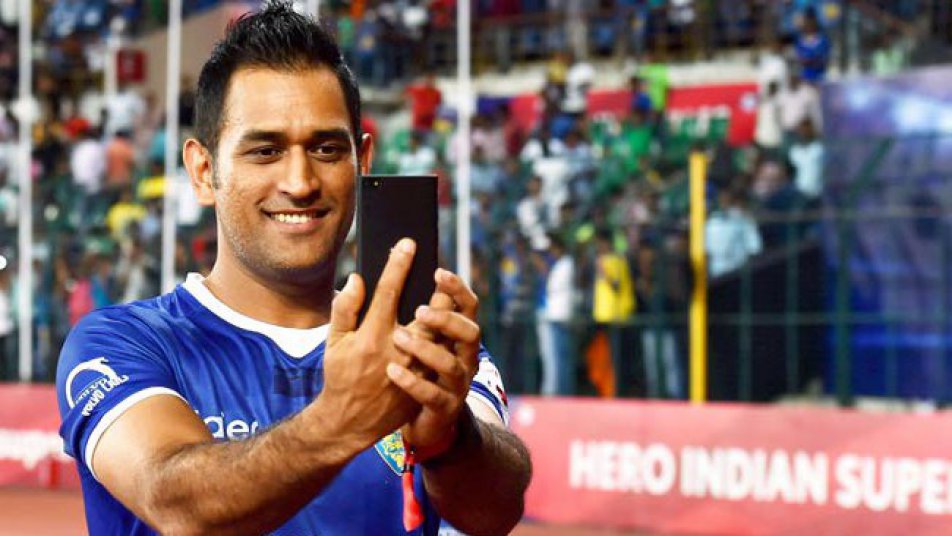 ms dhoni loses and recovers 3 mobiles phones after complaint 8877 एमएस धोनी के ‘खोए’ फोन मिले, दमकलकर्मी ने गलती से उठाये