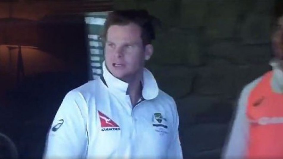 steve smith caught on camera abusing murali vijay 9009 INDvsAUS: मुरली विजय को भद्दी गाली देते सुने गए ऑस्ट्रेलियाई कप्तान स्टीव स्मिथ