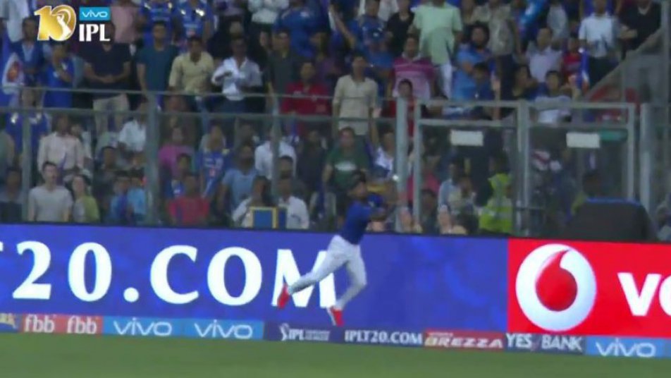 WATCH: बॉल बॉय के इस कैच को देखकर कमेंटेटर हुए हैरान watch ball boy caught a amezing catch at boundary rope 9554 WATCH: बॉल बॉय के इस कैच को देखकर कमेंटेटर हुए हैरान