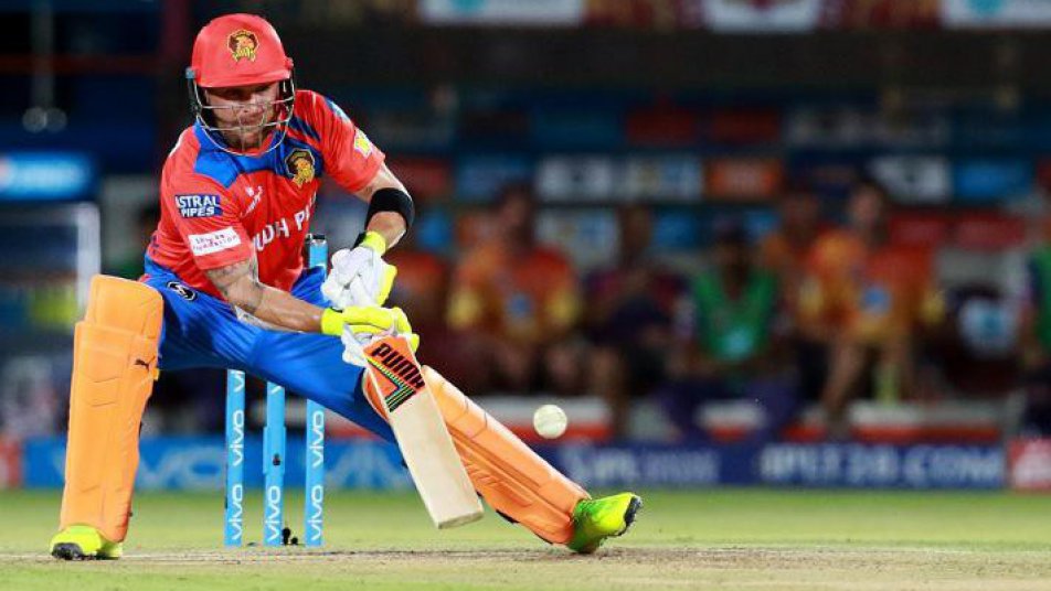 GLvsMI: मैक्कलम-कार्तिक ने गुजरात लायंस को दिया बड़ा स्कोर