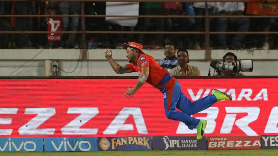 VIDEO: बाउंड्री लाइन पर लगी मैक्कलम की टोपी और गेल ने बदल दिया 'गियर'!