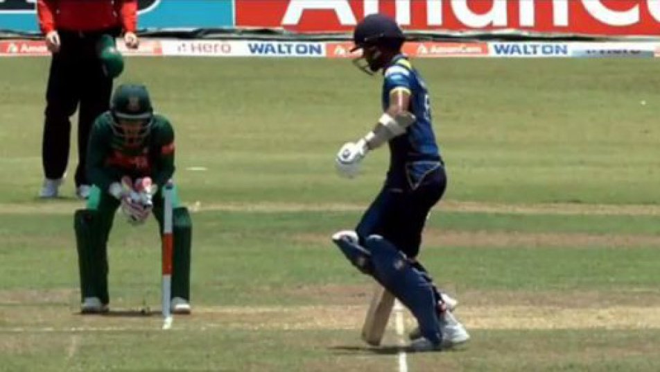 watch the most unlucky dismissal in cricket 9091 WATCH: बेहद अनलकी तरीके से रन-आउट हुए चांदीमल