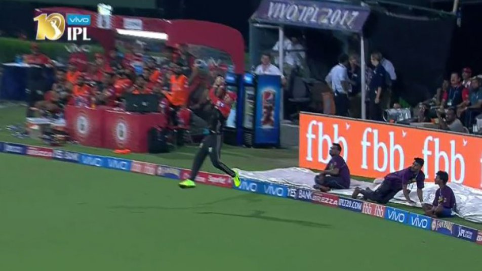 WATCH: एबी डिविलियर्स ने बॉउंड्री लाइन पर लपका 'फ्लाइंग कैच'