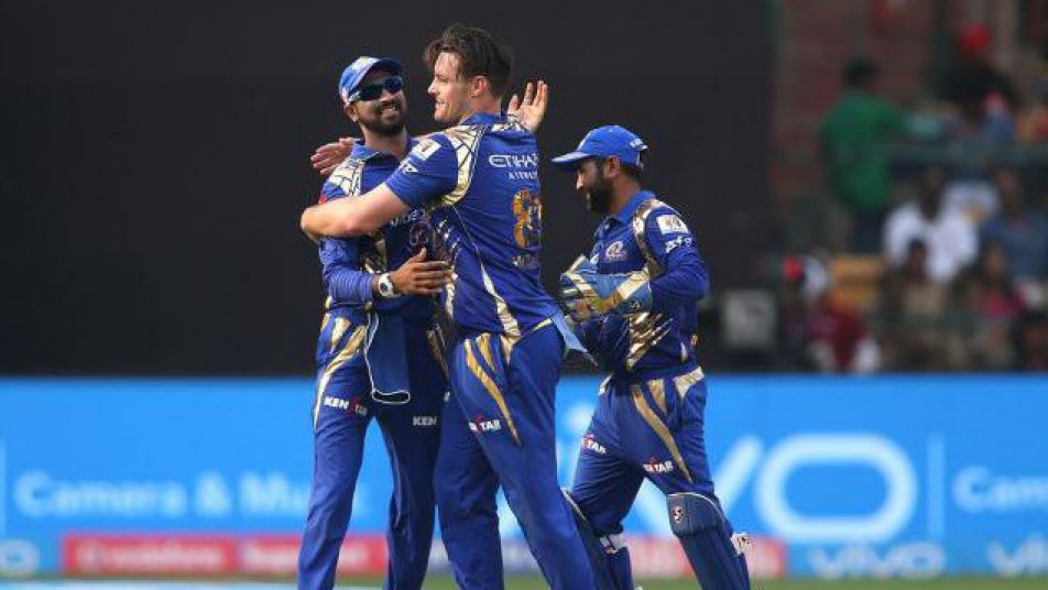 RCBvsMI: विराट कोहली के अर्धशतक के बावजूद 142 रन बना पाई आरसीबी की टीम