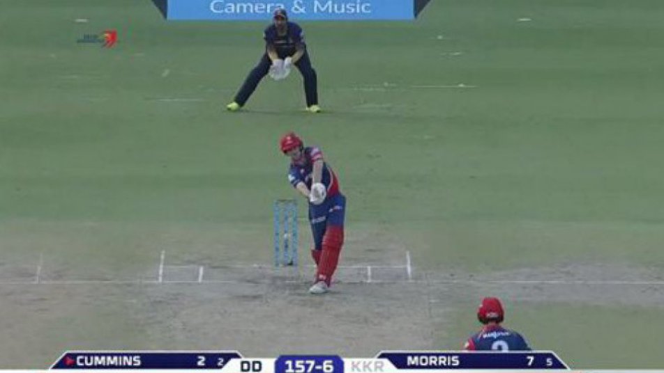 DDvsKKR: विकेट पर गेंद लगने का बाद भी आउट नहीं हुए पेट कमिंस