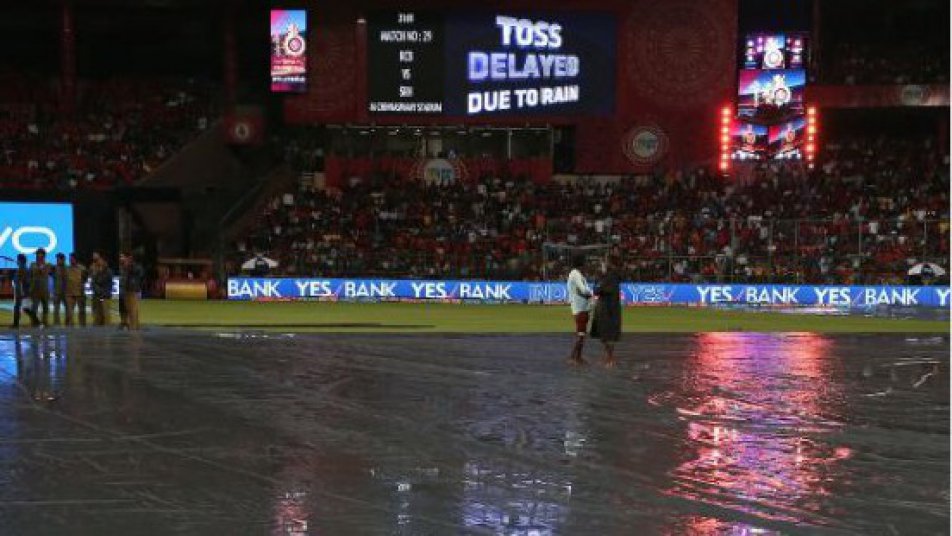rcb s playoff hopes jolted home match against sunrisers called off due to rain 9614 RCBvsSRH: बारिश की वजह से मैच रद्द, बेंगलोर-हैदराबाद में बंटा 1-1 अंक