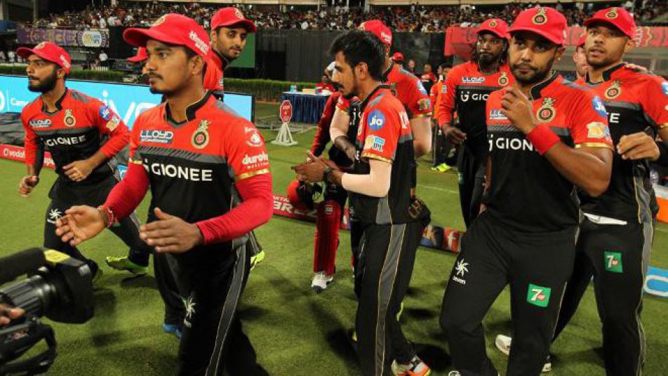 RCBvsKKR: बारिश के बाद बैंग्लोर ने टॉस जीतकर चुनी गेंदबाज़ी